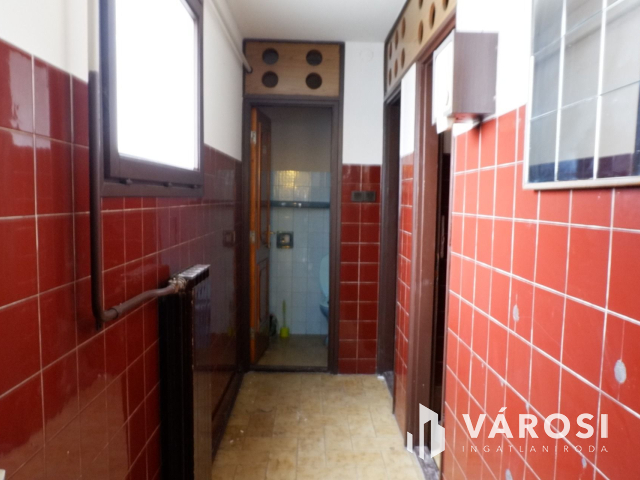 Üzlethelyiség teljes berendezéssel eladó!