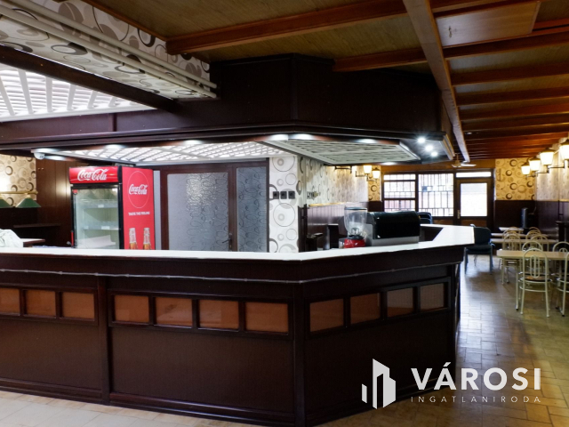 Üzlethelyiség teljes berendezéssel eladó!