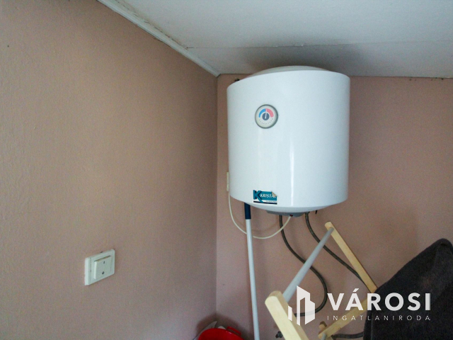 Bejáratott üzlethelyiség Algyőn eladó!