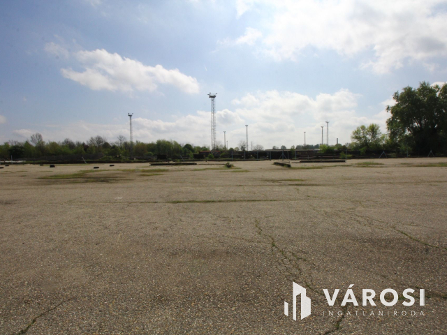 Szentesen a vasút állomásnál.