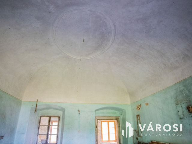 Részben felújított nemesi kúria, udvarház!