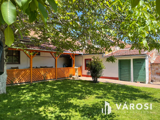 Frekventált helyen családi ház eladó