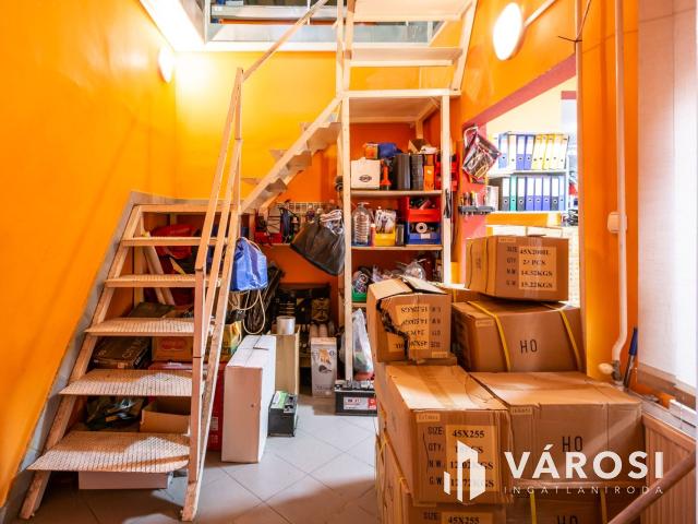 Telephely és raktár az M3 autópálya kivezetőjénél