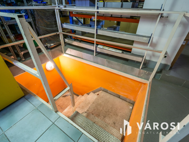 Telephely és raktár az M3 autópálya kivezetőjénél