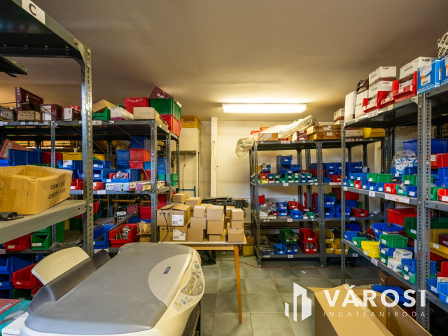 Telephely és raktár az M3 autópálya kivezetőjénél