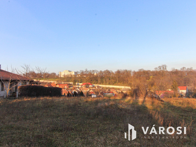 Panorámás építési telek Bajnán eladó