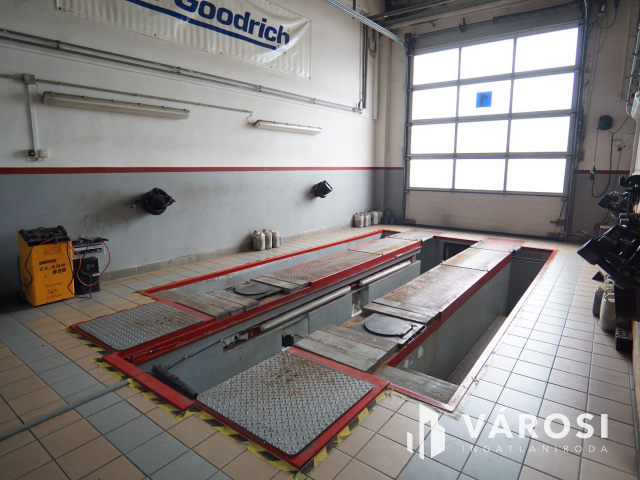 Ipari komplexum, frekventált helyen