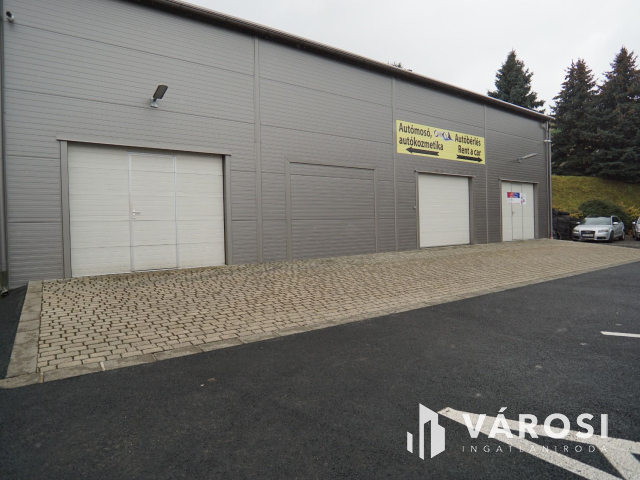 Ipari komplexum, frekventált helyen