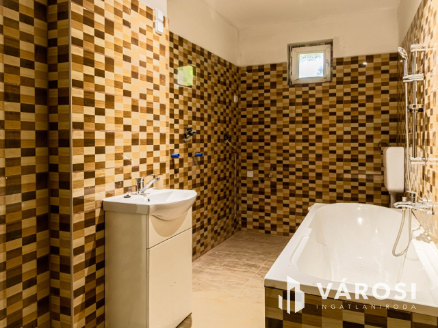 Felújított vályogház Kamut csendes kis utcájában