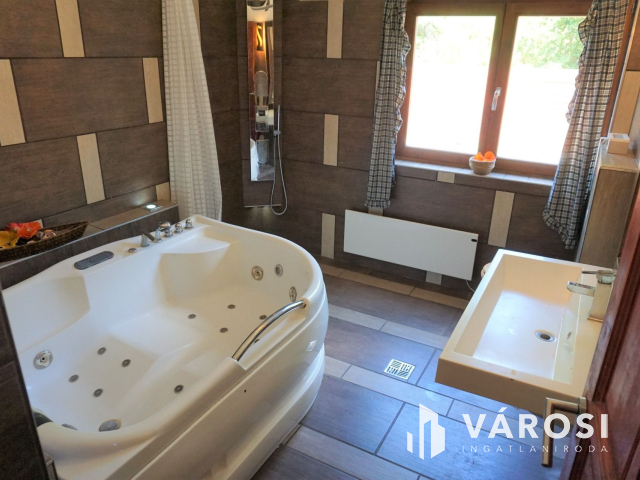 Normafa árnyékában hatalmas telekkel!