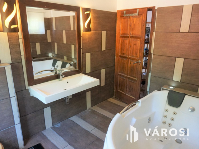 Normafa árnyékában hatalmas telekkel!