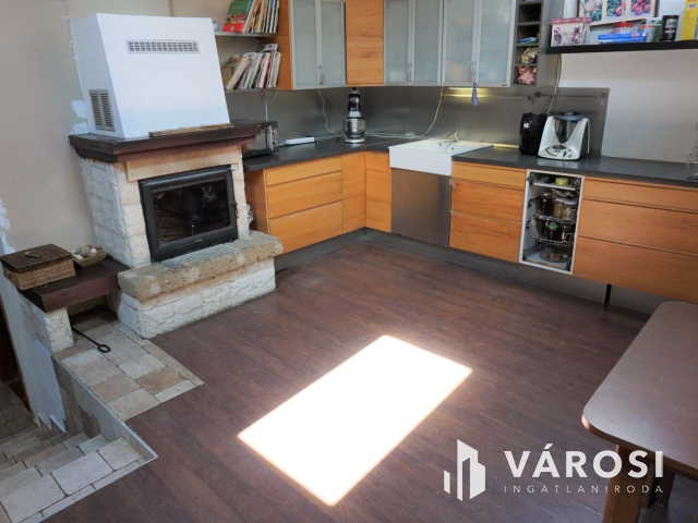 Normafa árnyékában hatalmas telekkel!