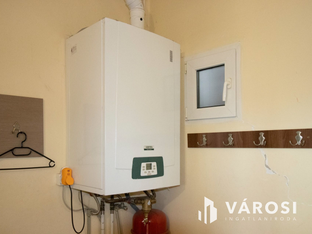 Korszerű ipari ingatlan napelemmel, városközpontban!