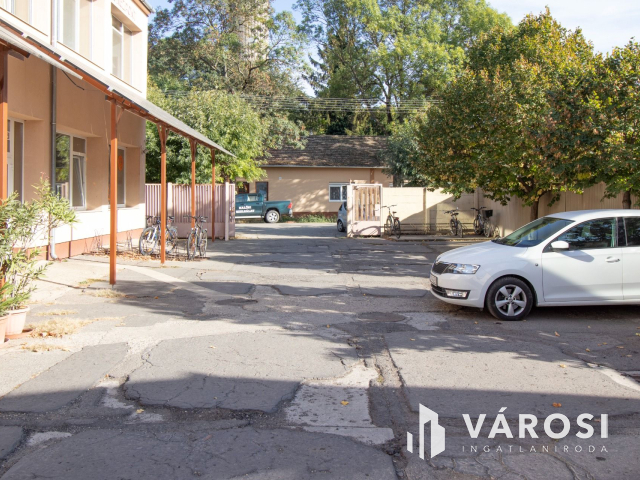 Korszerű ipari ingatlan napelemmel, városközpontban!