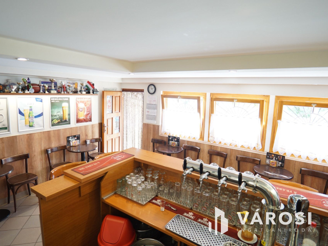 Bejáratott vendéglátóegység, felszereléssel együtt eladó!