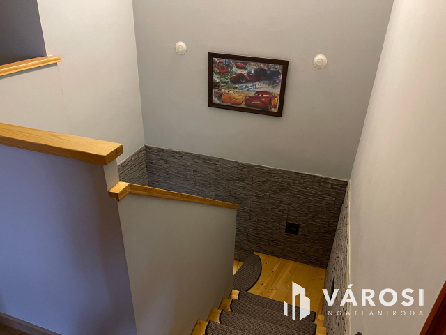 Igényes ház, kis udvarral frekventált helyen eladó