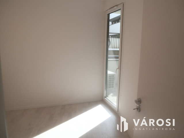 Új építésű, földszinti lakás a belvárosban!