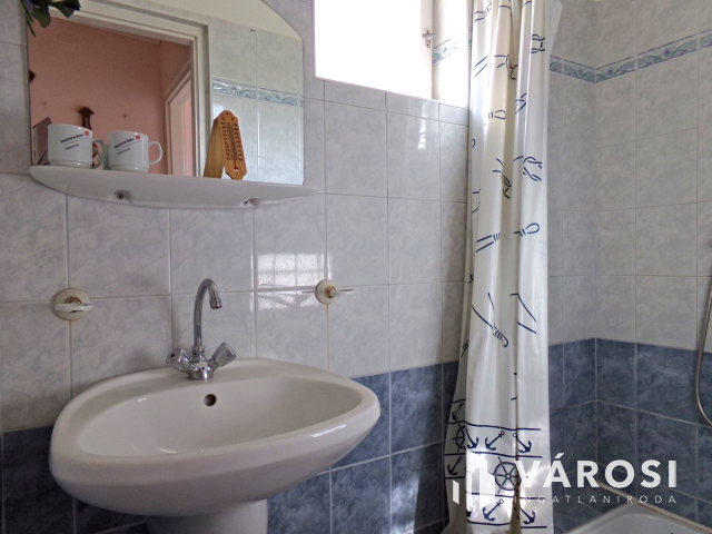 Gyulán belvárosi telek, két családi házzal eladó