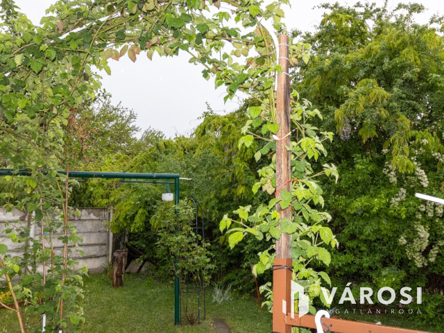 Kétszintes, kifogástalan szerkezetű téglaház