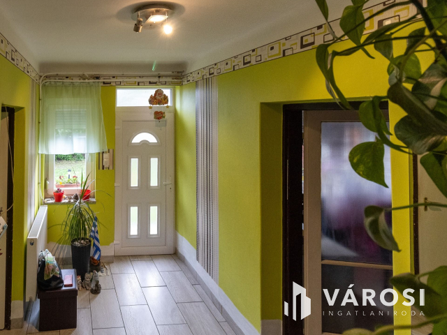 Kétszintes, kifogástalan szerkezetű téglaház