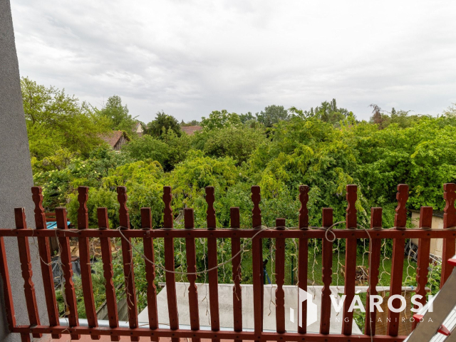 Kétszintes, kifogástalan szerkezetű téglaház