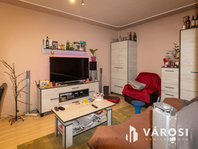 Kétszintes, kifogástalan szerkezetű téglaház