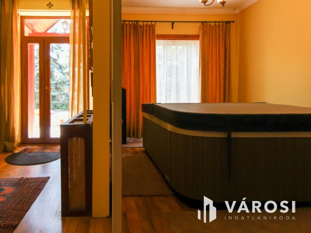 „Vállalkozása és családi háza egy helyen Bajnán.”