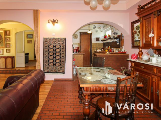 „Vállalkozása és családi háza egy helyen Bajnán.”