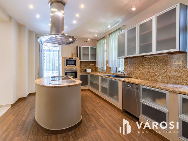 Medencés ház Gödön, 200 méterre a Dunától