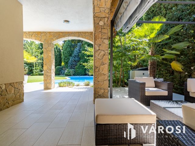 Medencés ház Gödön, 200 méterre a Dunától