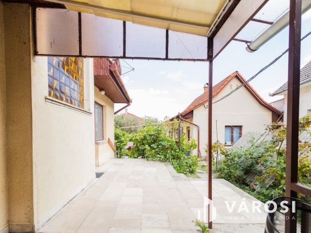 Jó szerkezetű kétgenerációs ház a Fürdőövezetben