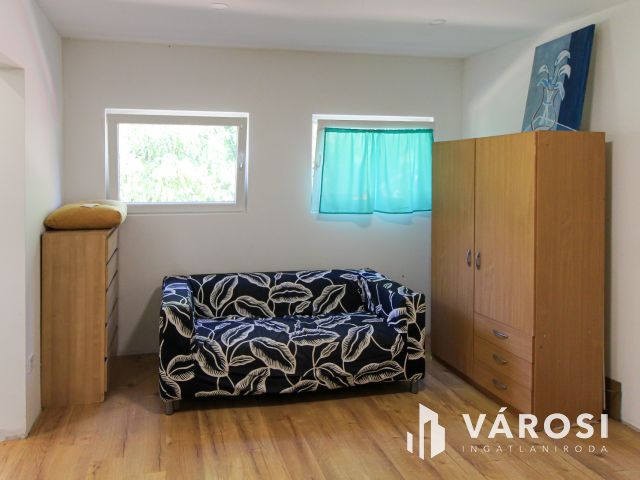 Két különálló ház egy telken