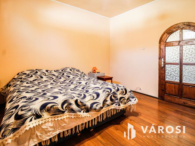 Sarkad központjában tágas családi ház+üzlethelyiség