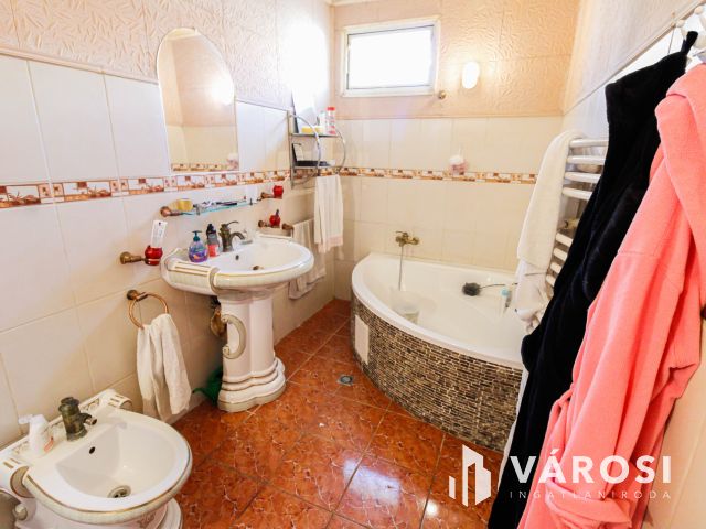 Sarkad központjában tágas családi ház+üzlethelyiség