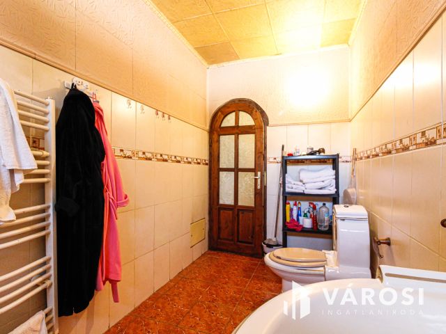 Sarkad központjában tágas családi ház+üzlethelyiség