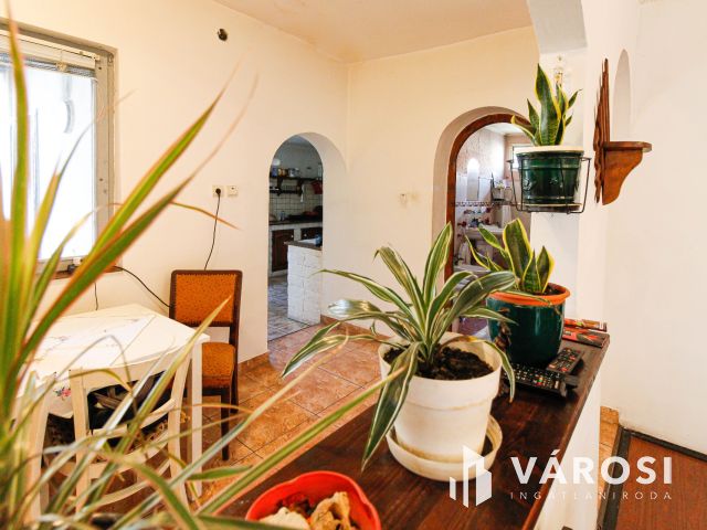 Sarkad központjában tágas családi ház+üzlethelyiség