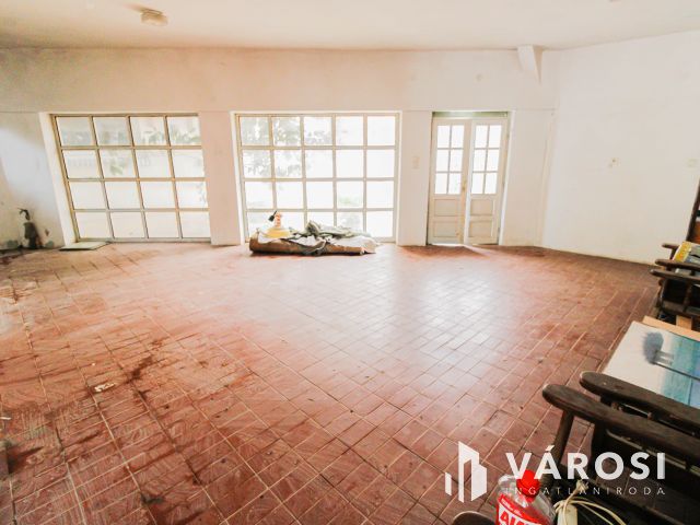 Sarkad központjában tágas családi ház+üzlethelyiség