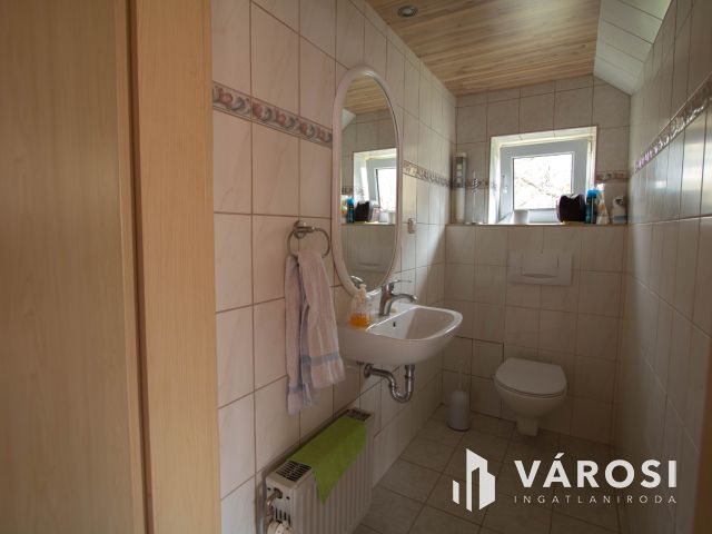 Lentihez közel, kiváló lehetőséggel rendelkező ház eladó!