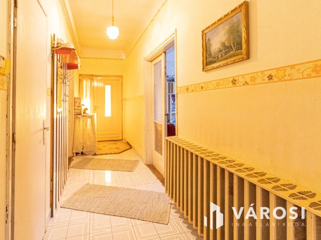 Sarkadon 2+fél szobás családi ház nagy telekkel