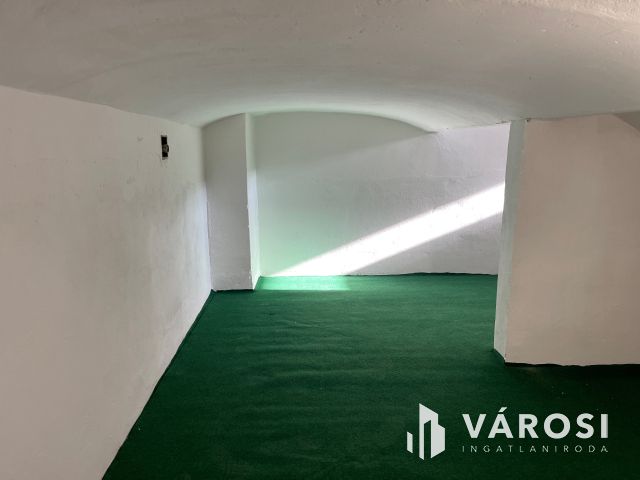 Teljesen felújított, földszinti lakás Orosháza belvárosában