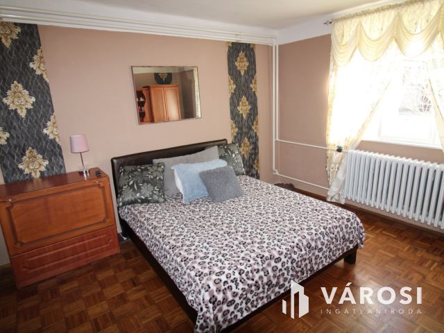 Jó elosztású ház, gazdálkodásra alkalmas telekkel.