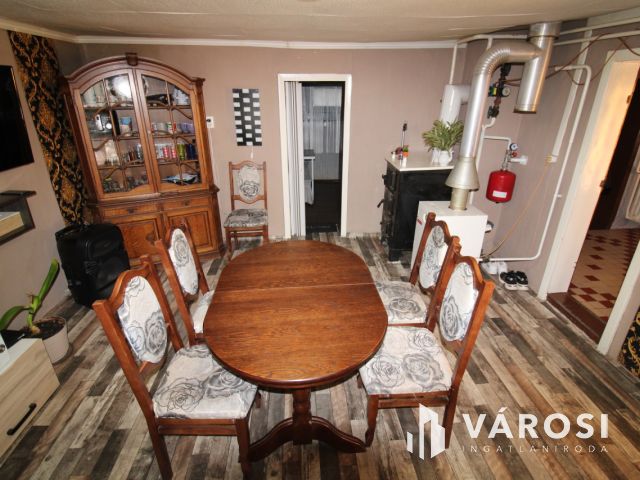 Jó elosztású ház, gazdálkodásra alkalmas telekkel.