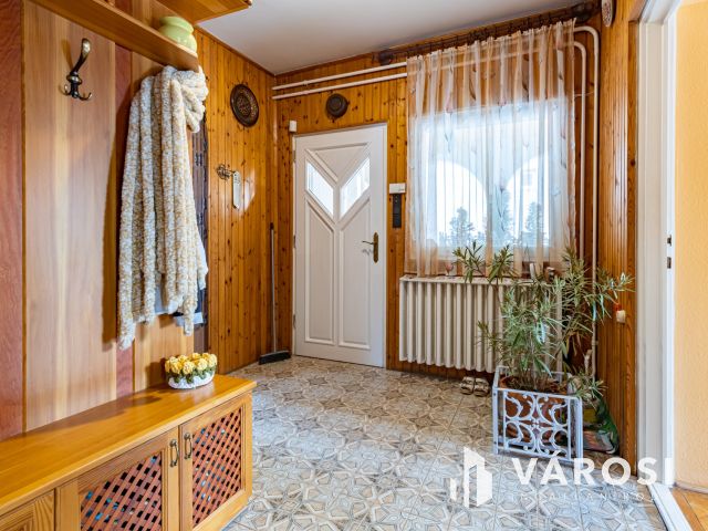 Pilisborosjenő és Budapest határán, panorámás családi ház