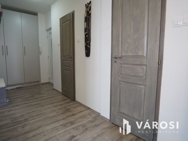 Belváros közeli, igényes lakás a hetediken!