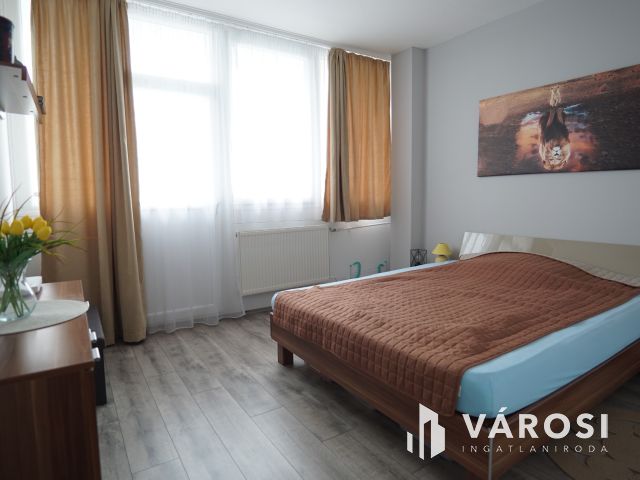 Belváros közeli, igényes lakás a hetediken!