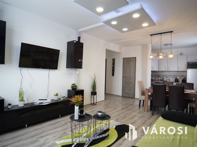Belváros közeli, igényes lakás a hetediken!
