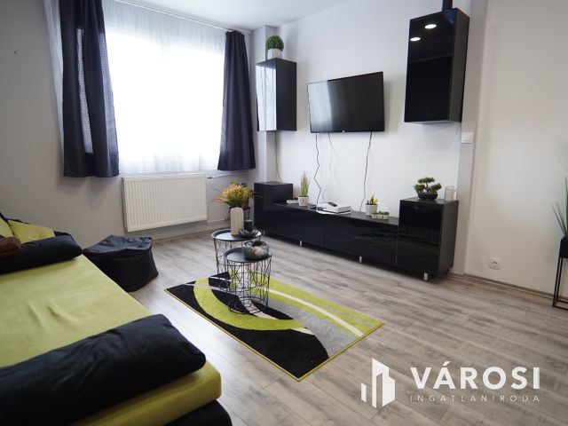 Belváros közeli, igényes lakás a hetediken!