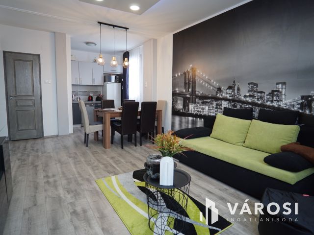 Belváros közeli, igényes lakás a hetediken!