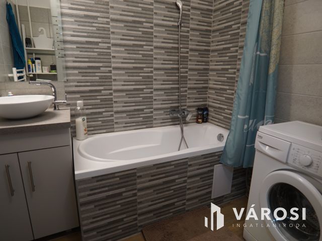 Belváros közeli, igényes lakás a hetediken!