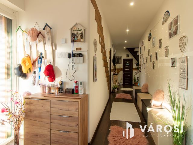 Fiatalos, teljesen felújított családi ház Tokodon